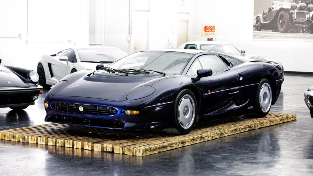 1993 Jaguar XJ220 With a Penthouse Previous Heads to Public sale 1993 Jaguar XJ220 With a Penthouse Previous Heads to Public sale