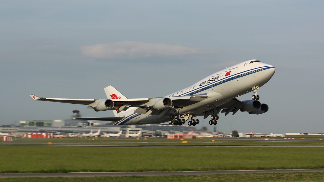 Air China Flight Diverts After Moveable Battery Erupts in Flames in Overhead Bin Air China Flight Diverts After Moveable Battery Erupts in Flames in Overhead Bin