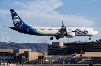 Alaska Airways Resumes Operations After Main IT Outage Cancels Over 400 Flights