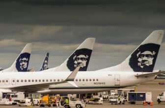 Navy Veteran Thanks Alaska Airways Crew for Life-Saving Response Throughout Mid-Flight Seizure