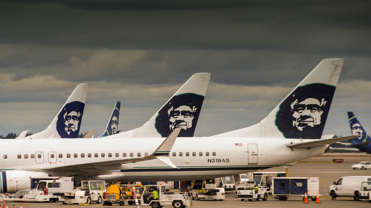 Navy Veteran Thanks Alaska Airways Crew for Life-Saving Response Throughout Mid-Flight Seizure